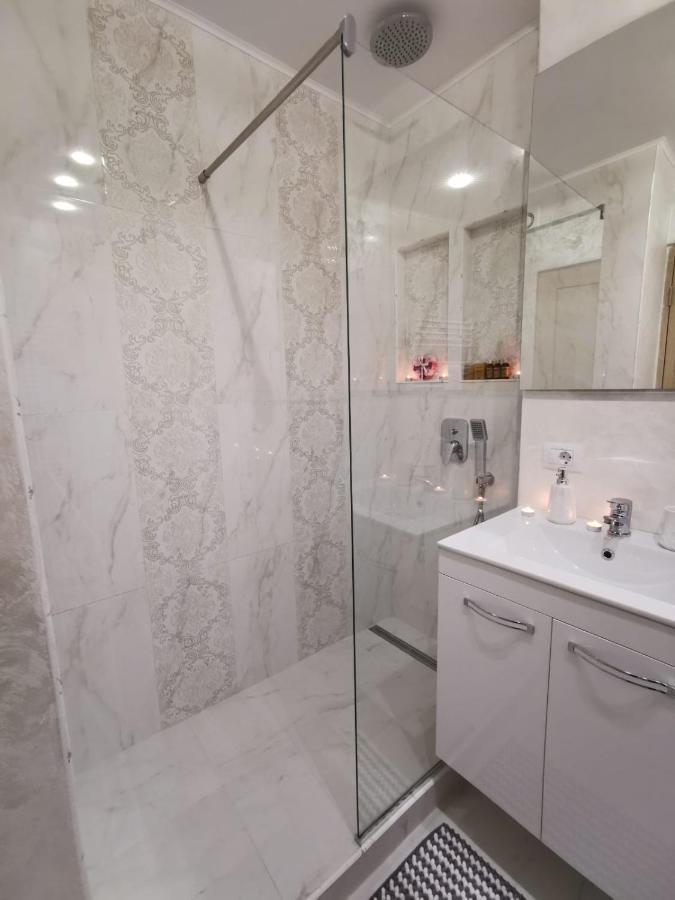 Tîrgu OcnaApartament Gold Luxuryアパートメント エクステリア 写真